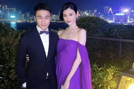 奚梦瑶随何猷君参加婚礼，二人甜蜜搂腰，女方小腹微隆引网友猜测图片