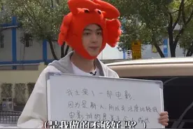 23岁男星街边举牌宣传电影，低头弯腰太卑微，被路人拒绝仍不放弃图片
