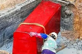 浙江老农盖房时，意外挖出神秘红棺，打开棺椁里面全是绫罗绸缎图片