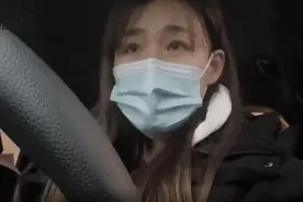 女子把用过的卫生巾往垃圾桶里随便扔，公公看到很生气：真膈应人图片