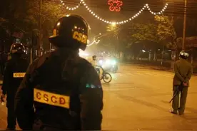 越南那些拿微冲的特警会不会向你索要钱财？简直是明目张胆的抢钱图片