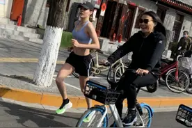 谷爱凌街头跑步，穿运动内衣露出好身材，18岁身材傲人图片
