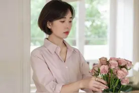 女人过了40岁，别穿得老态毕露，这5款薄上衣，清爽气质图片