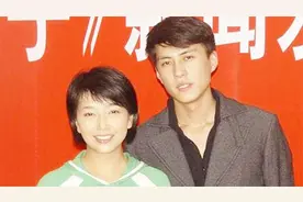 靳东一生中爱过的三个女人，怎料兜兜转转，最后还是娶了二婚的她图片