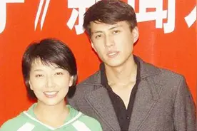 靳东一生中爱过的三个女人，怎料兜兜转转，最后还是娶了二婚的她图片