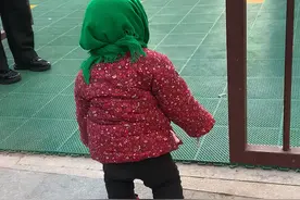 江苏一萌娃去接姐姐放学，一身打扮让人笑哭：还以为奶奶来接孙女图片
