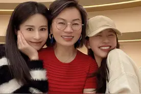 颖儿晒与友人聚会照，和小10岁赵露思同框比美，颜值气质不相上下图片