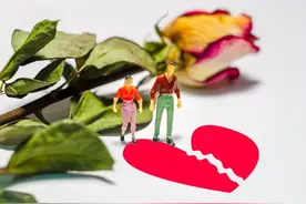 以温和理性的态度表达感情，如果仅是坐在副驾驶，那就不至于图片