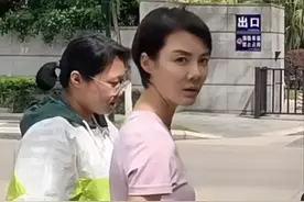 43岁车晓近照罕曝光，鼻孔朝天被指似猪鼻，曾被成龙做媒嫁给富商图片