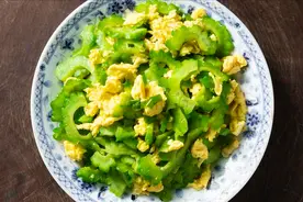 炒苦瓜，切忌直接下锅，炒前做好2步，脆嫩入味，苦味涩味全无图片