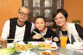 张延一家三口同框，大5岁老公满头白发，17岁女儿和她共用一张脸图片