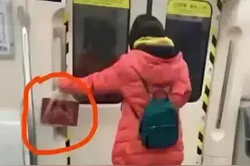 神回复：地铁阿姨真低调，她的塑料袋能秒杀任何一款LV的包包，哈图片