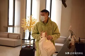 伙食真好！郭艾伦晒男篮吃晚饭，大王边吃边玩手机，赵睿专心致志图片