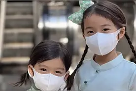 郭晶晶中秋晒全家福，与霍启刚带娃赏月，两个女儿穿汉服颜值颇高图片