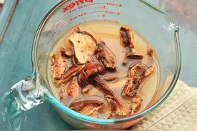 泡干燥菌菇不只能用水？让料理更有滋有味的小秘诀图片