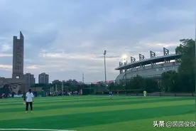 两个打乒乓球的小男孩让我想到：从小培养兴趣爱好，终会受用终生图片
