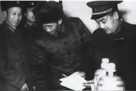 66年毛泽东指着许世友和钱钧问：你们两个少林和尚在庙里熟不熟图片