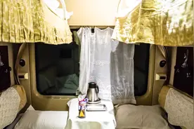 “一站到底”的全卧铺列车，能看电视能唱歌，游客不用担心坐过站图片
