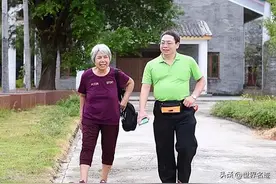台湾小伙替爸爸回大陆寻根，六年无果，谁料到老家后，找到亲姐姐图片