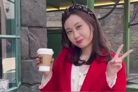 水均益女儿罕露面！现身北京街头不戴口罩喝酒，出身清华颜值惊人图片