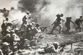 1946年，6000解放军被3万敌军包围，一地主放话：我一人就可退敌图片