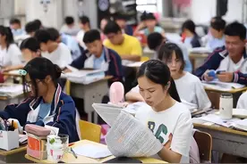 学疯了！17岁女孩一晚连刷6套卷子后患罕见脑病，医生：压力太大图片
