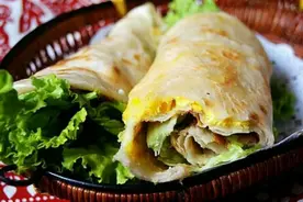 河南这家鸡蛋灌饼，1个重5斤，灌18个鸡蛋，老板手伸油锅做饼图片