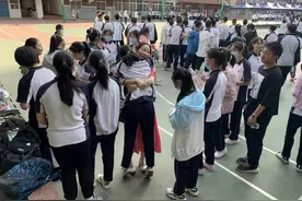 “老师，我要个抱抱”西安市东方中学杜颖老师中考作文佳作：《这个拥抱挺管用》图片