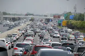 高速排队3个小时，暴露出电动车的短板，车主：苦不堪言图片