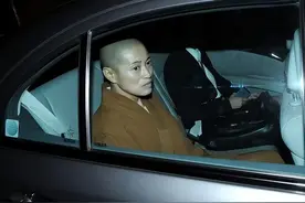 “风流尼姑”开豪车住豪宅，与两个和尚结婚，暴露后称是自我牺牲图片