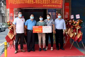 红球胆拖+复式投注双色球 江门3人合买团喜中百万元奖金图片