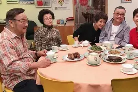 卢海潮离世，儿子含泪坚守岗位图片