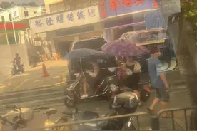 路上女摩的司机拉客现象图片