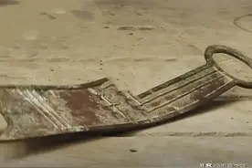老农捡了块锈铁，妻子放在猪圈里铲猪屎，收荒匠：一万元卖给我图片