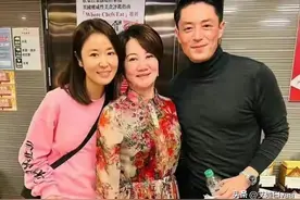 林心如带丈夫吃日料，穿粉卫衣太加分，霍建华身材发福43岁变大叔图片