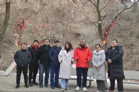 央视栏目主持人参观武山 水帘洞景区图片