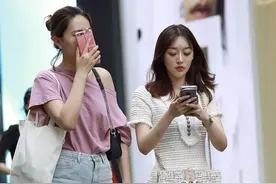 美不美看大腿-018 和好朋友逛街的长腿美女图片