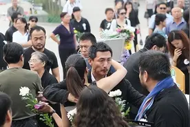 我的初吻，在殡仪馆的告别厅图片