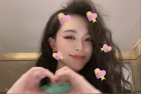 香港初代嫩模晒近况变锥子脸，曾与谢霆锋传绯闻，嫁百亿富三代图片