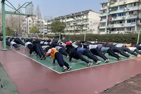 中考体育冲刺，骨科医生一个上午接诊6位受伤学生图片
