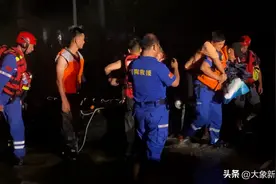 河南救援队连夜转移北京房山区被困群众，热心小伙赶100多公里路前来帮忙图片