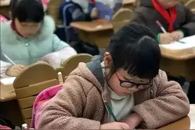 都说爱看书的孩子成绩好，问题是看什么？不爱看书的孩子怎么办？图片