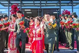 国庆路遇军人集体婚礼 婚车太有排面图片