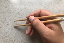 手拿筷子的高低，能看出什么？拿得高，嫁得远，真的是这样吗？图片