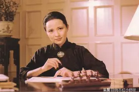 看了李羚的冬装穿搭，我发现：中年女人穿衣淡雅，从容老去也好美图片