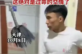 体育生耍长枪表演室友躲闪迅速，这绝对是过命的交情了图片