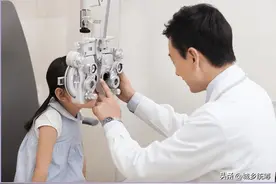配镜验光在眼镜店与医院一样吗？眼科专家为你解答图片