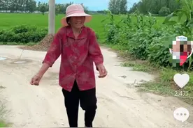 全网做饭最随意的网红奶奶，揭露长寿秘诀，网友却吐槽不讲卫生图片