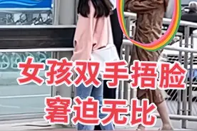 情侣在公交站接吻，女孩站在边上驻足观看，网友：这能随便看吗？图片