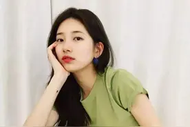 女人不管多少岁，少穿花衣服，多穿这3种颜色，显白又气质图片